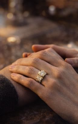 Due mani intrecciate, un anello